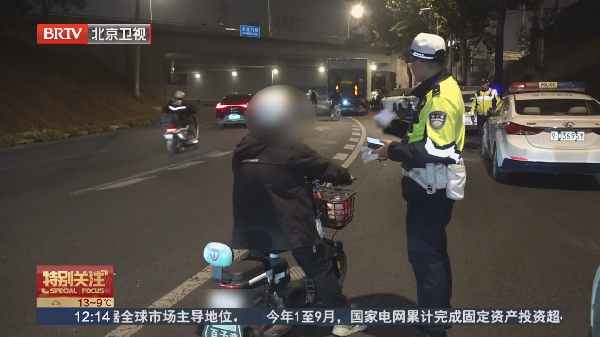 头盔放车筐不戴 安全帽凑数均被处罚
