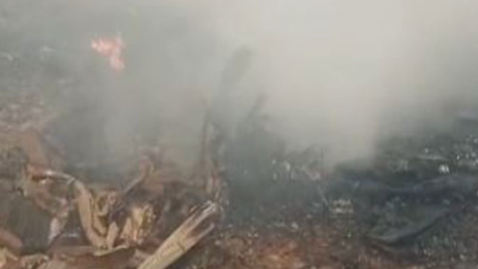 印度一飞机降落时坠毁