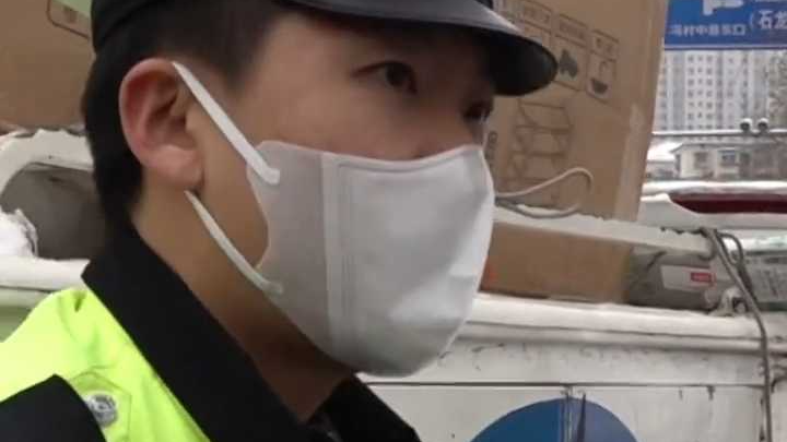 快递小哥车顶运货 交警安全提示 “砸到人怎么办 可以多运几次” 快递小哥车顶运货 交警安全提示 “砸到人怎么办 可以多运几次”