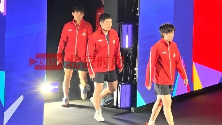 伦敦世乒赛男团1/16决赛,王楚钦站在第一位,率领男团出场 伦敦世乒赛男团1/16决赛,王楚钦站在第一位,率领男团出场
