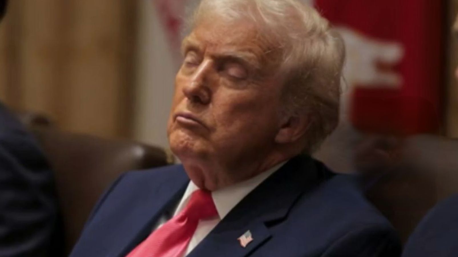 特朗普回应被拍到“闭眼”开会：因为3.5小时会议简直无聊透顶！