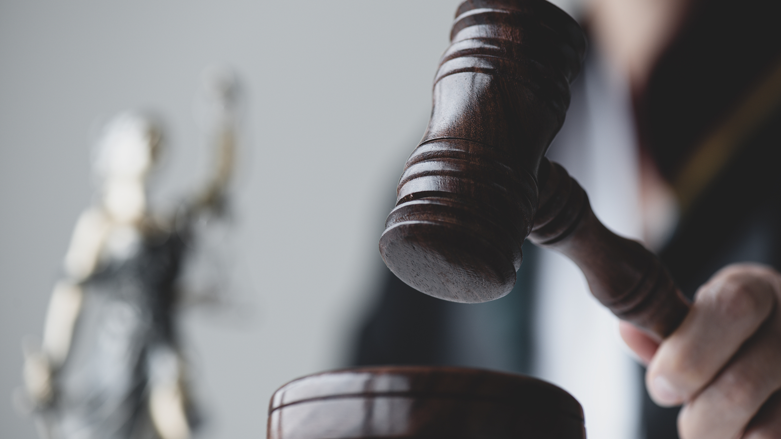 中国足球协会竞赛部原部长黄松因受贿罪被判七年