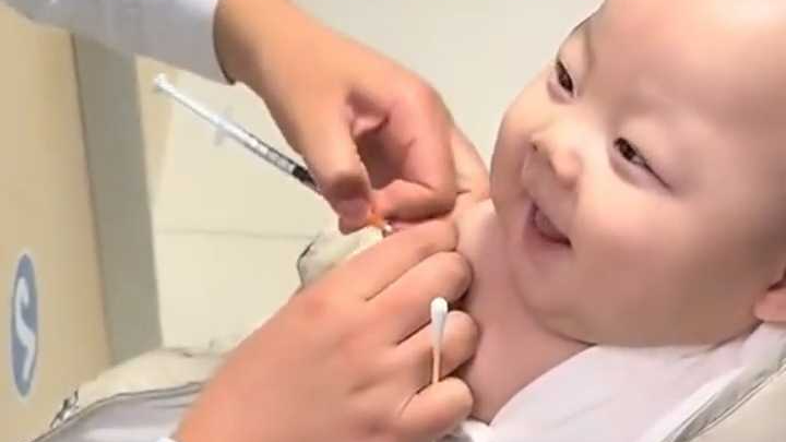宝宝打针前一秒还在对护士甜甜微笑,下一秒“瞬间红温” 宝宝打针前一秒还在对护士甜甜微笑,下一秒“瞬间红温”