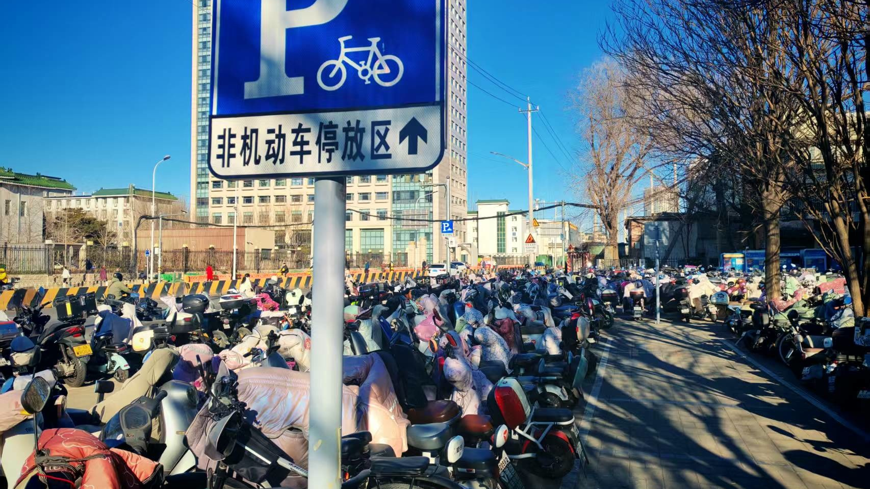 “十五五”我的民生期待|让电动自行车有地停有电充 “十五五”我的民生期待|让电动自行车有地停有电充