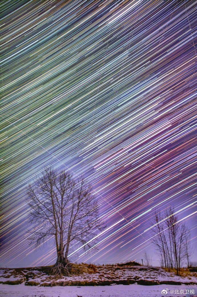 当冰雪大地邂逅璀璨星空,如梦似幻,藏尽冬日独有的温柔与美好。 当冰雪大地邂逅璀璨星空,如梦似幻,藏尽冬日独有的温柔与美好。