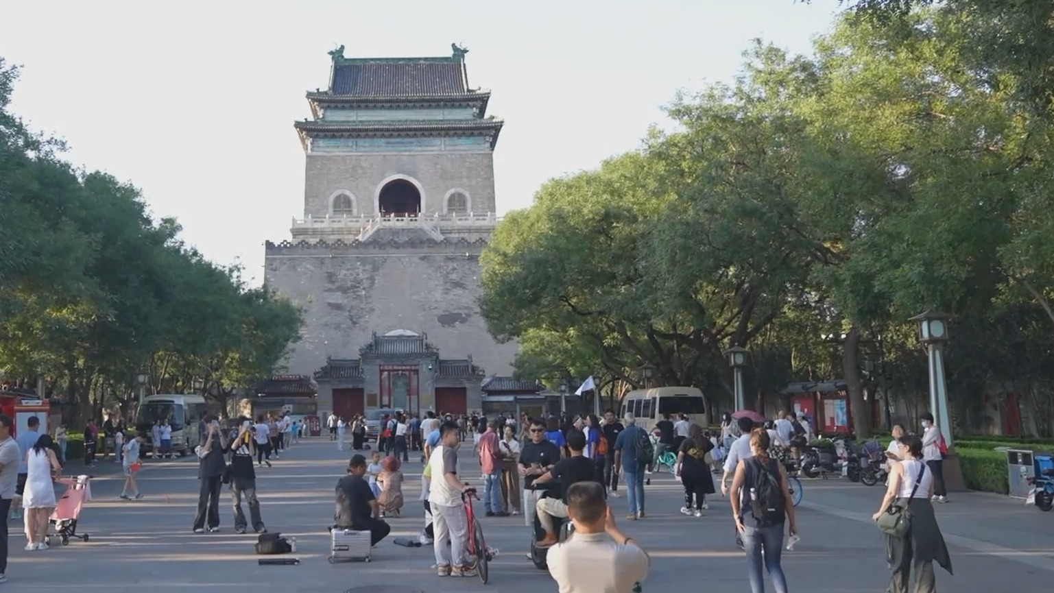 前8月我国服务进出口额同比增长百分之十四点三
