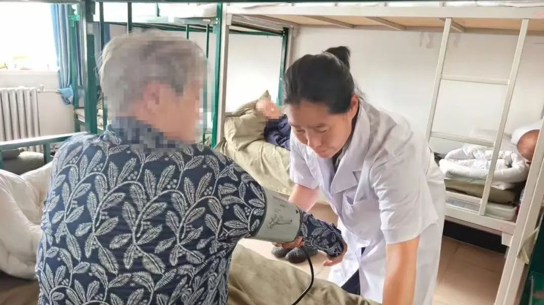 党旗在基层一线高高飘扬丨安置点里的乡村医生主动向前守护村民健康