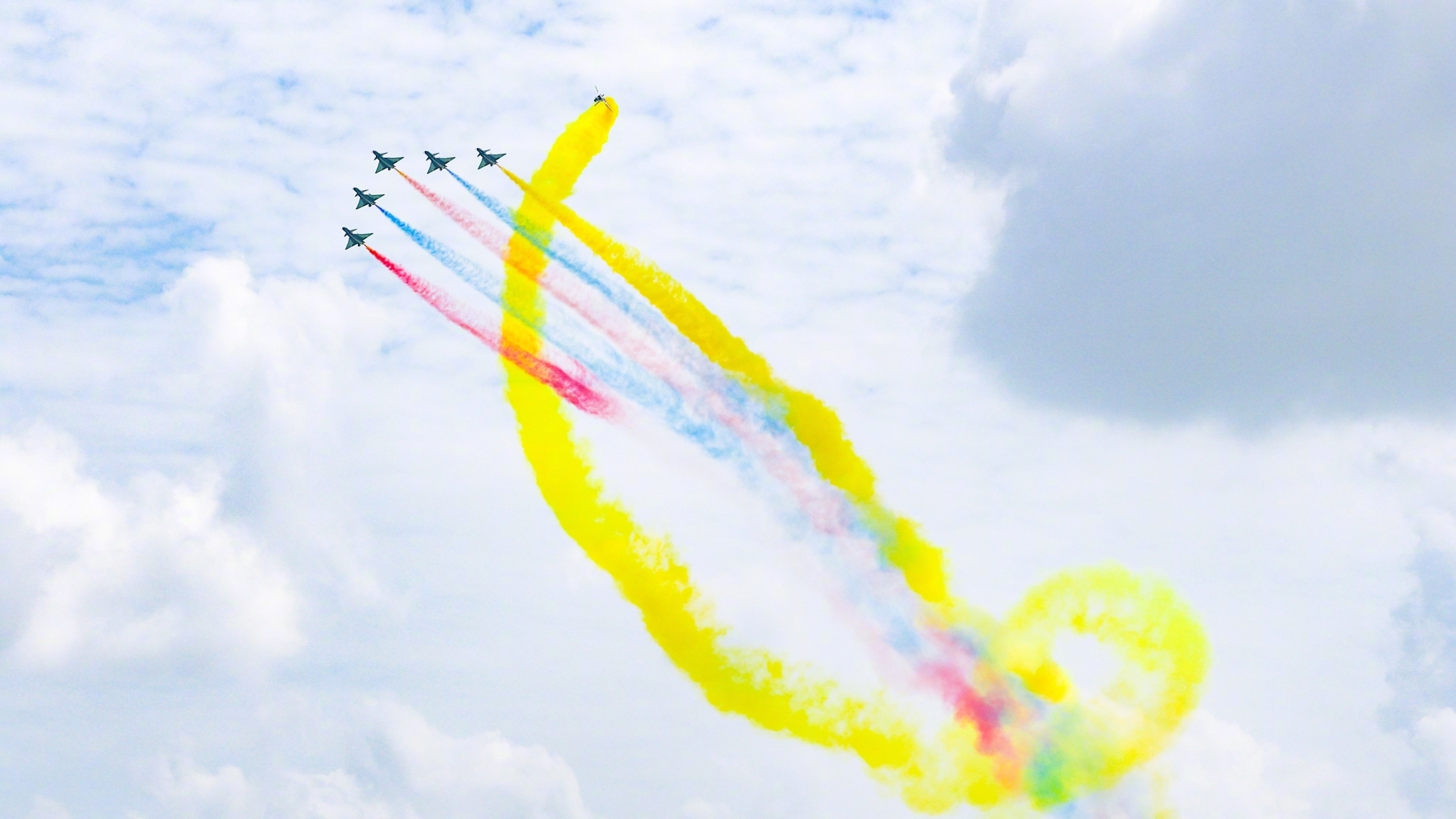 惊艳亮相!八一飞行表演队新加坡航展炫舞蓝天 惊艳亮相!八一飞行表演队新加坡航展炫舞蓝天