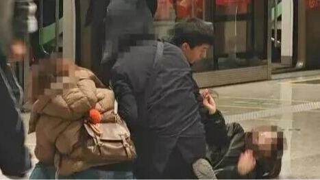北京地铁房山线有乘客被殴打!他挺身而出—— 北京地铁房山线有乘客被殴打!他挺身而出——