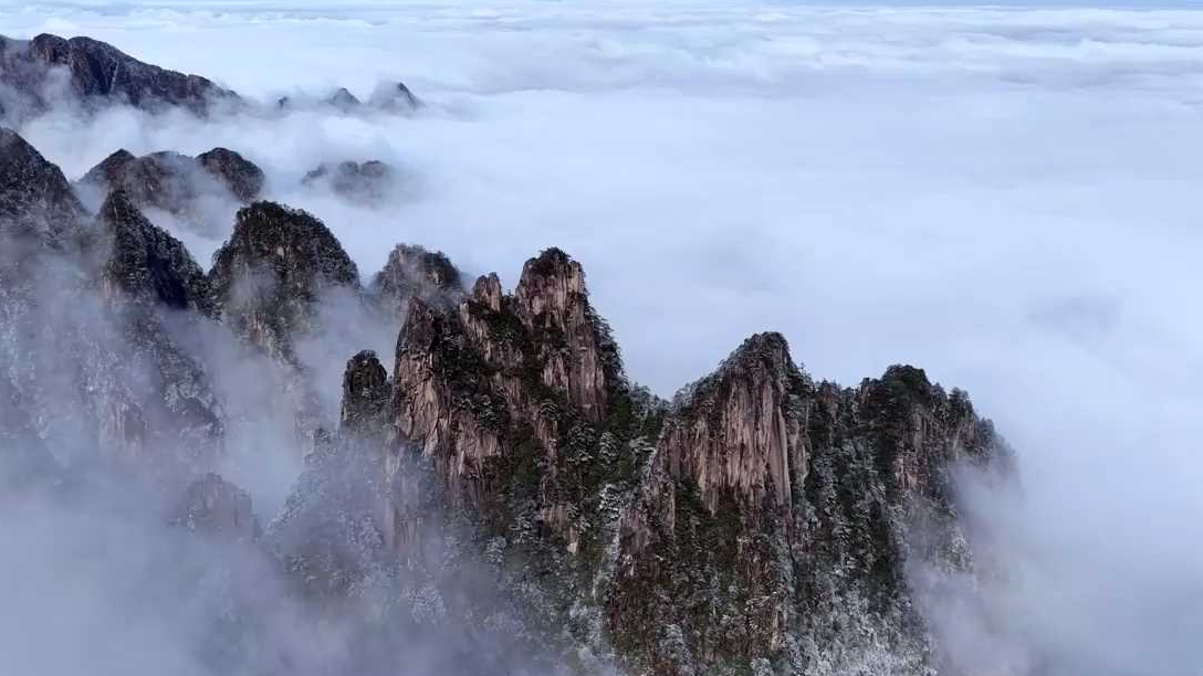绝美！雪后黄山宛如动态水墨画