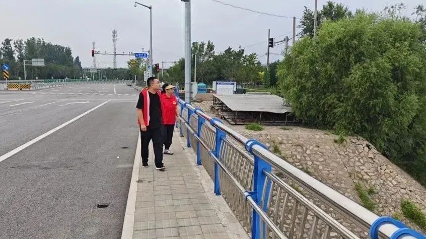 党旗在基层一线高高飘扬丨青年党员显担当，潮白河畔巡堤忙