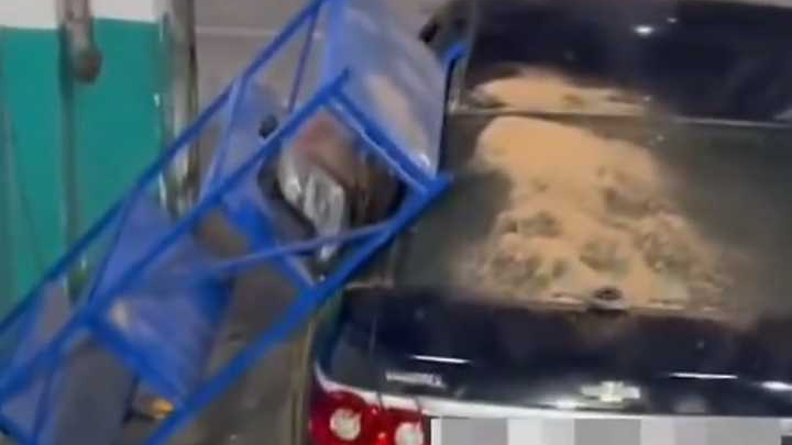 男子修车时的一个动作竟引发多米诺骨牌效应，连锁反应直接失控