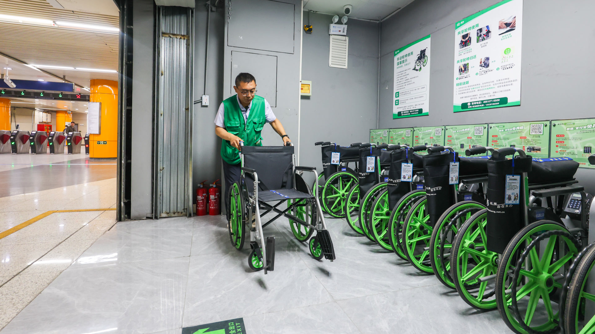 共享轮椅进地铁，让善意全程相伴
