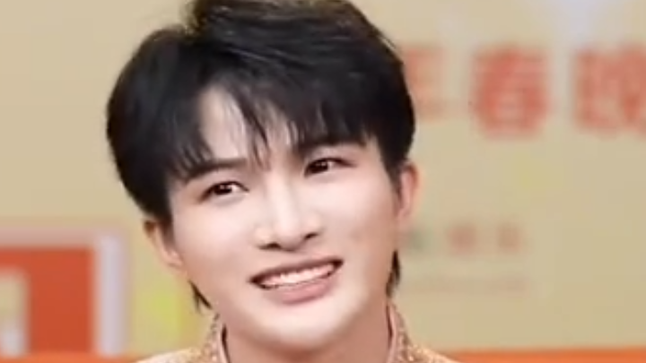 周深分享在家时喜欢玩游戏 自嘲每款游戏玩得都很菜 最好的是王者荣耀