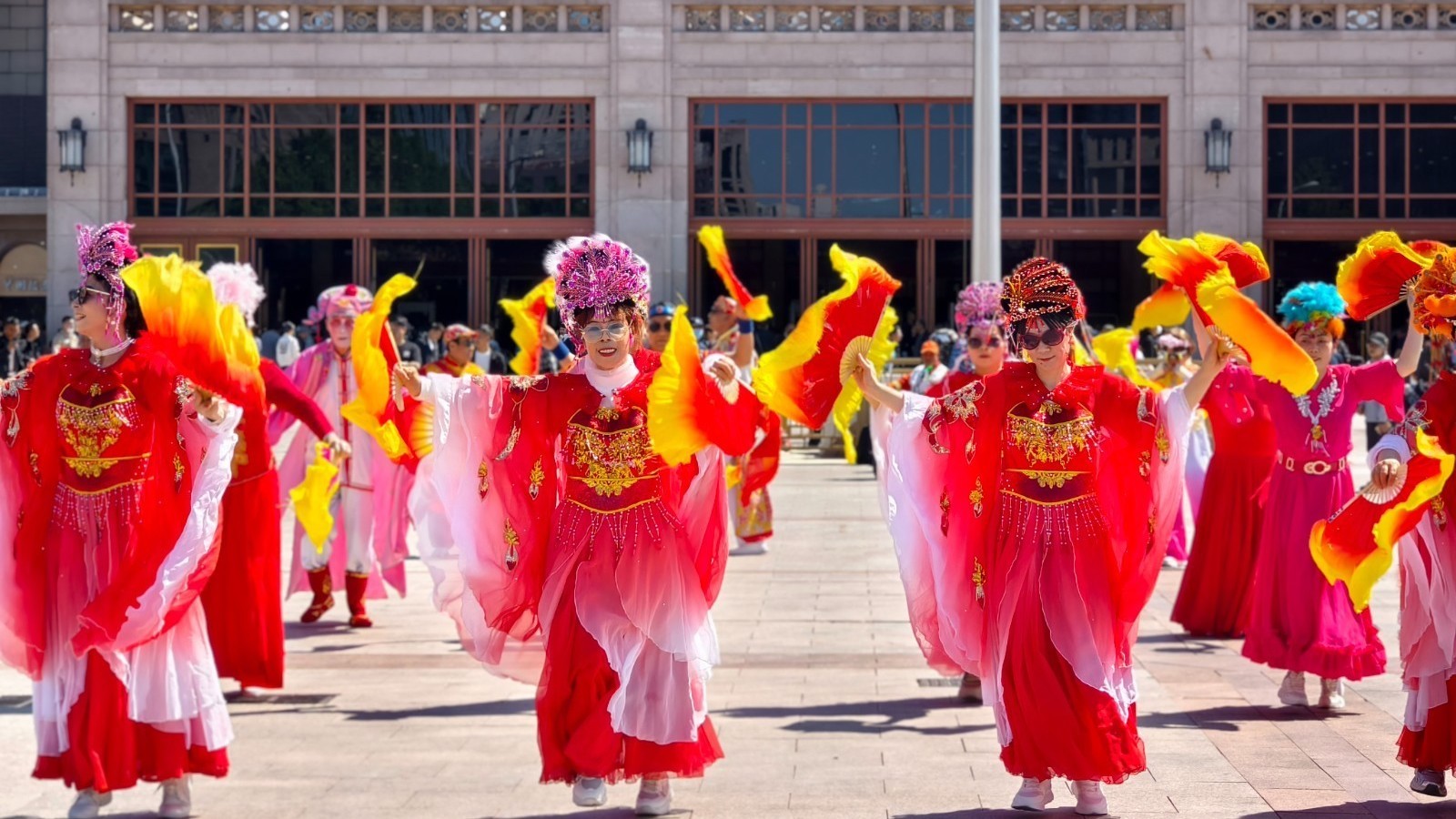 致敬最美劳动者！北京站广场东北秧歌欢乐开扭_北京时间